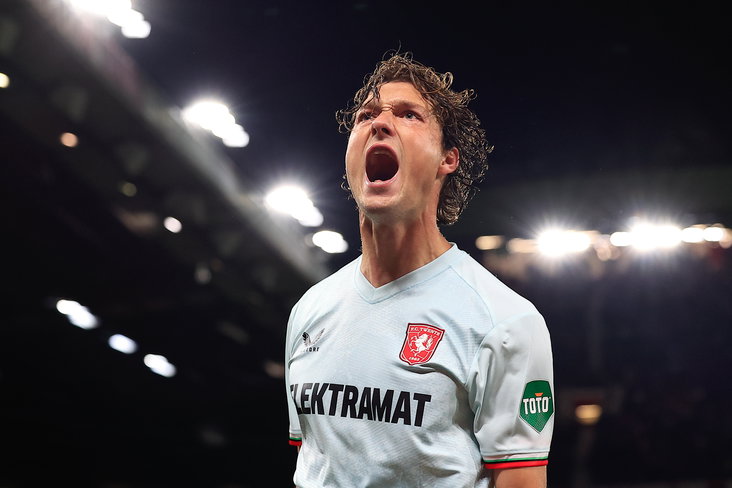 Sam Lammers viert zijn gelijkmaker in Manchester