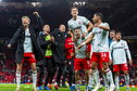 Spelers FC Twente zijn blij na gelijkspel tegen Manchester United