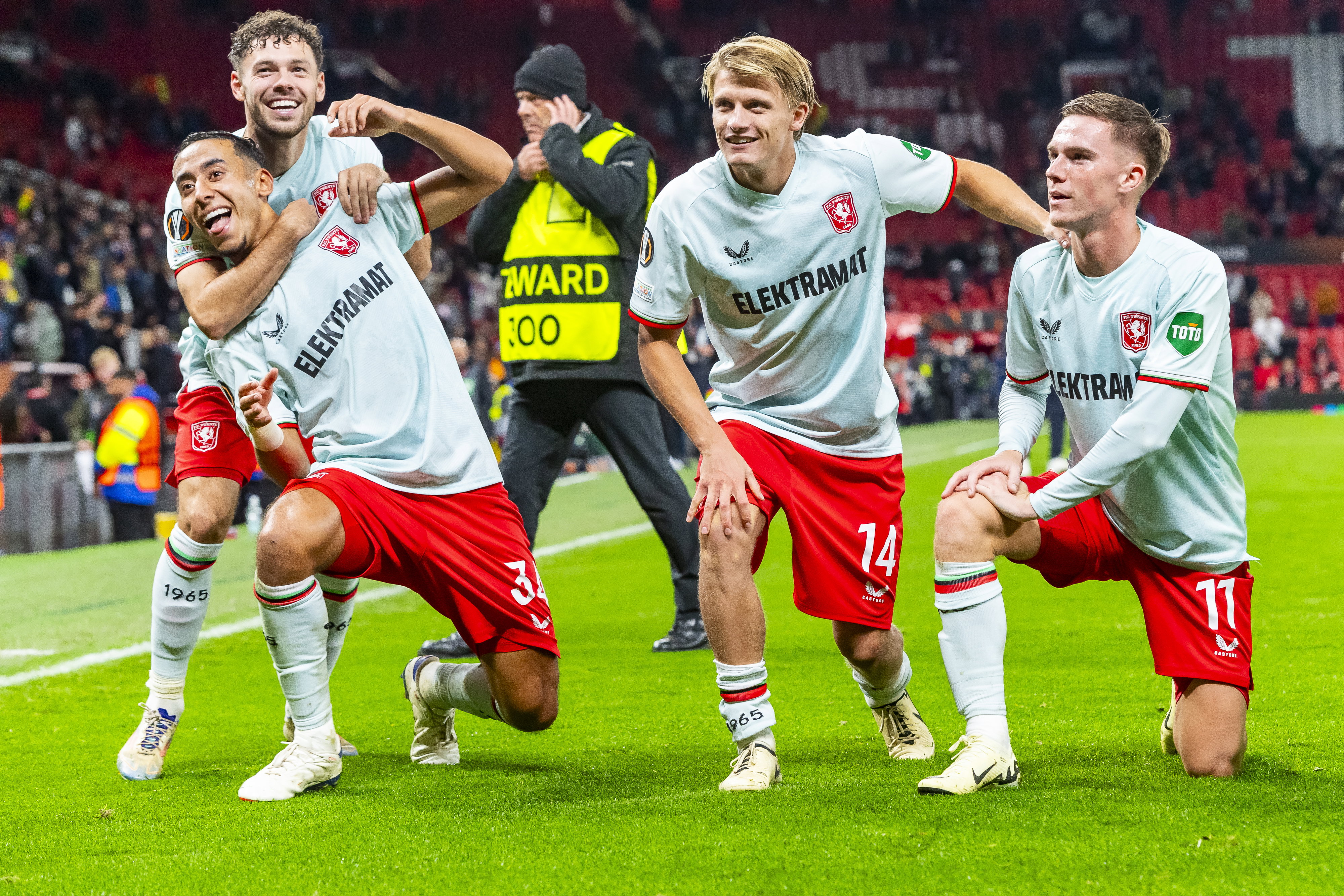 Mitchell van Bergen, Sem Steijn, Anass Salah Eddine en Daan Rots juichen op Old Trafford