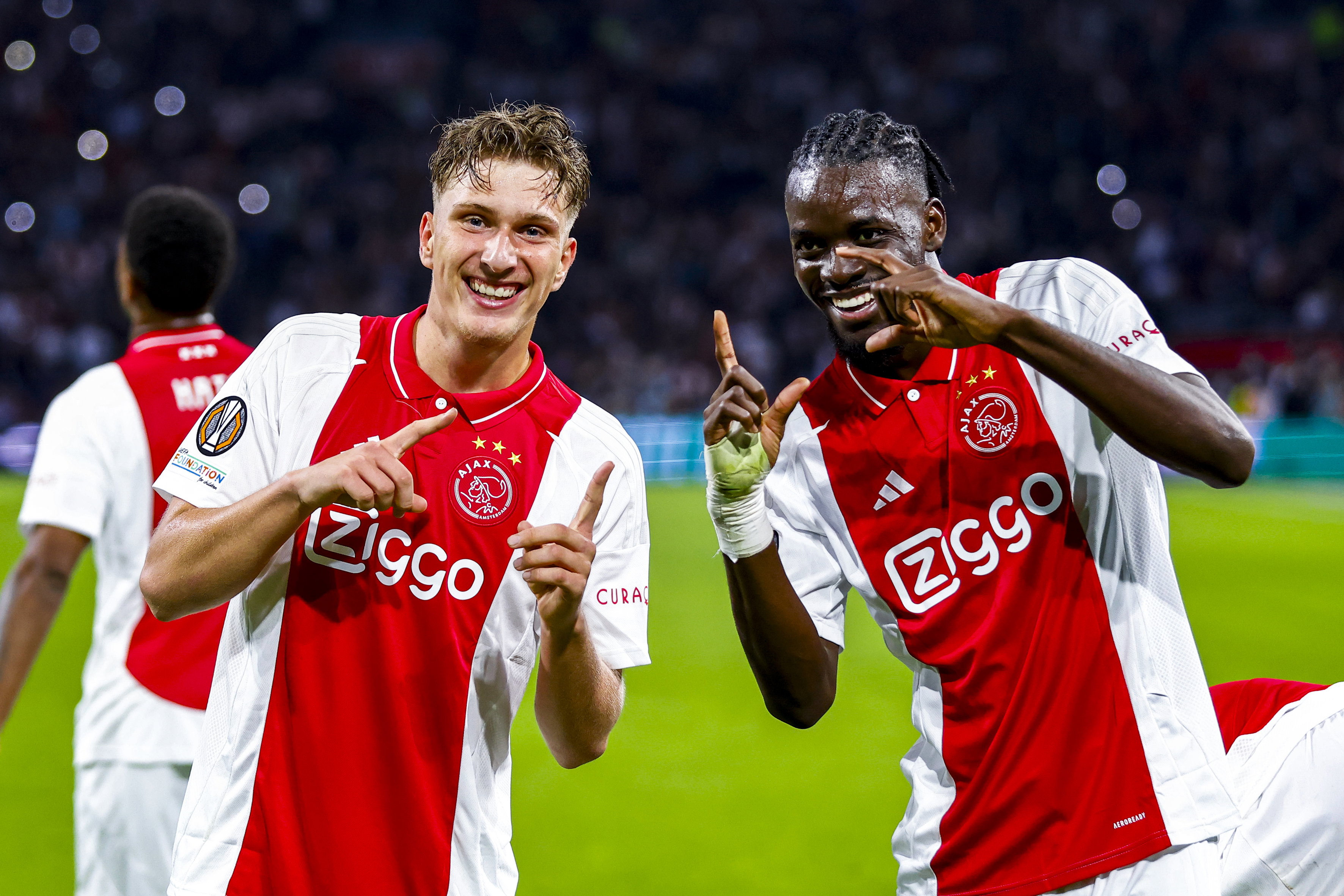 Mika Godts en Bertrand Traoré vieren een goal