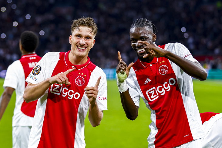 Mika Godts en Bertrand Traoré vieren een goal