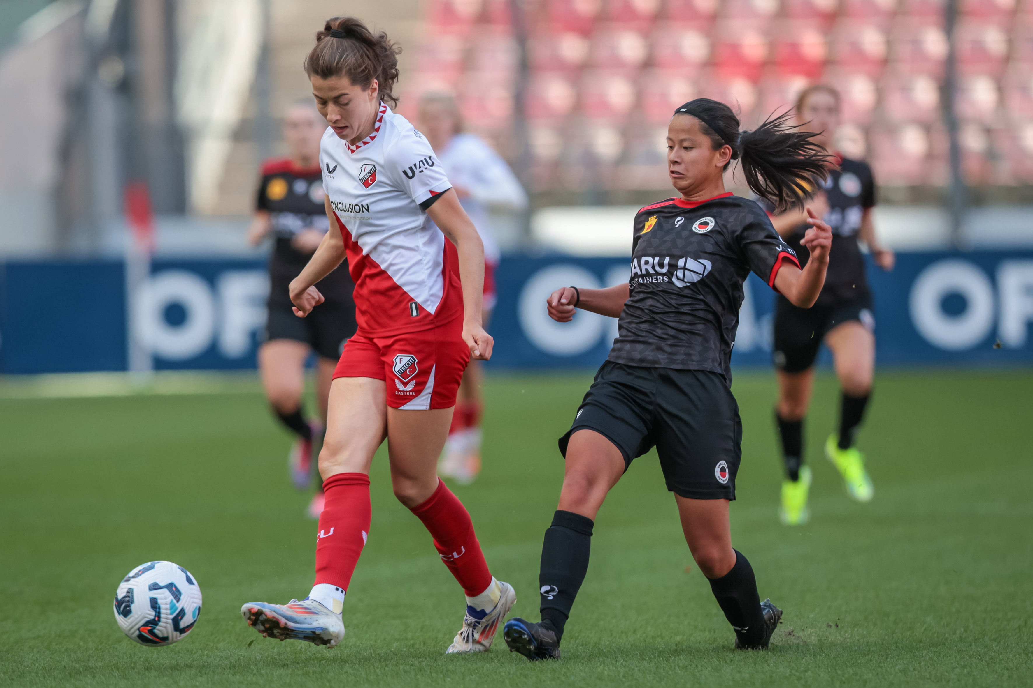 Nurija van Schoonhoven (FC Utrecht) en Lenthe Hardiek (Excelsior)