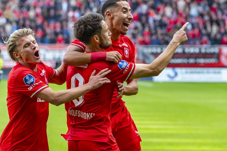 FC Twente viert de treffer van Ricky van Wolfswinkel tegen NAC