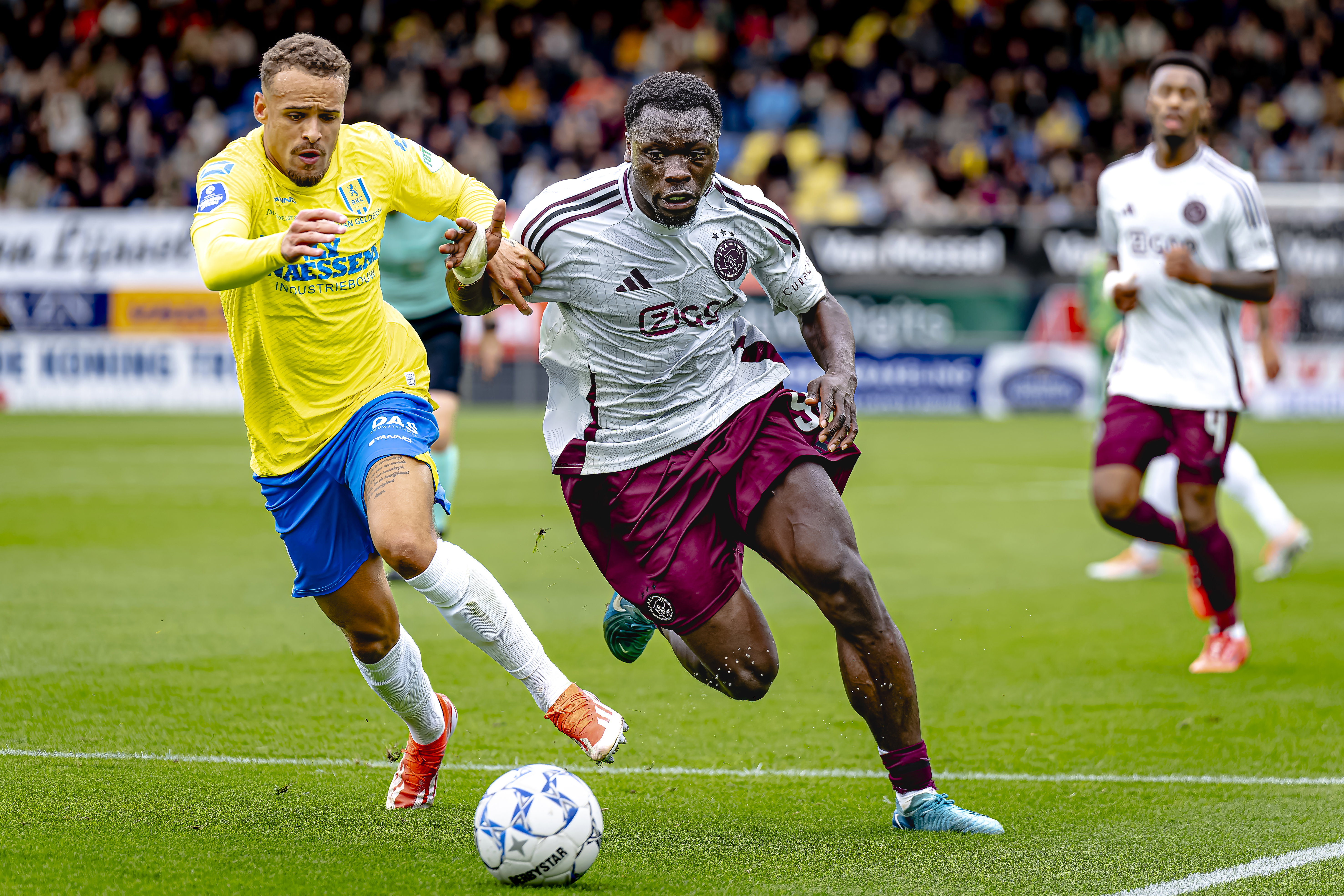 Liam van Gelderen en Brian Brobbey