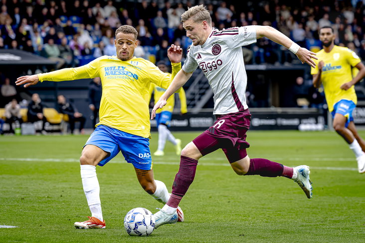 Liam van Gelderen in duel met Kenneth Taylor
