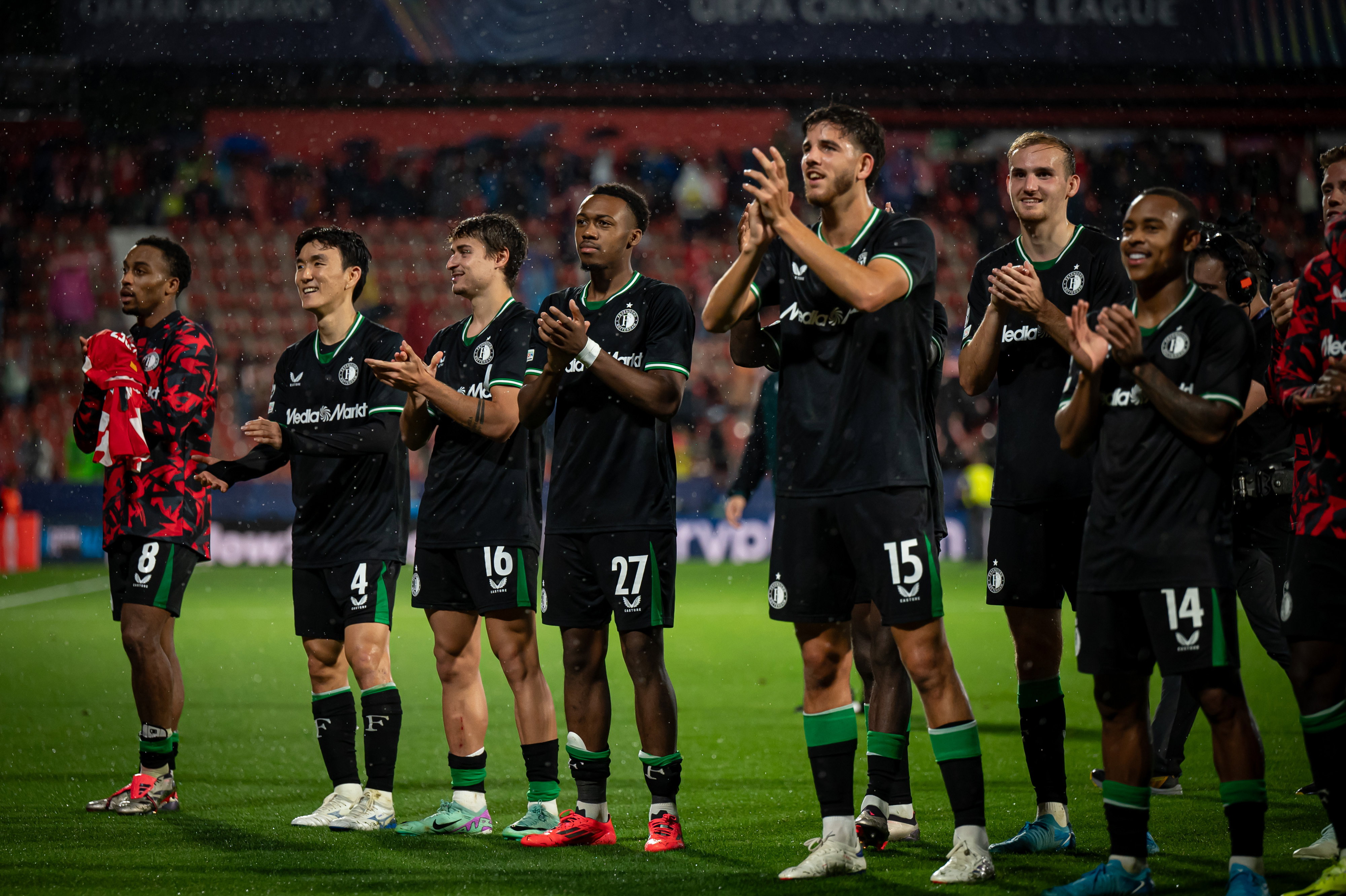 Spelers van Feyenoord bedanken het publiek