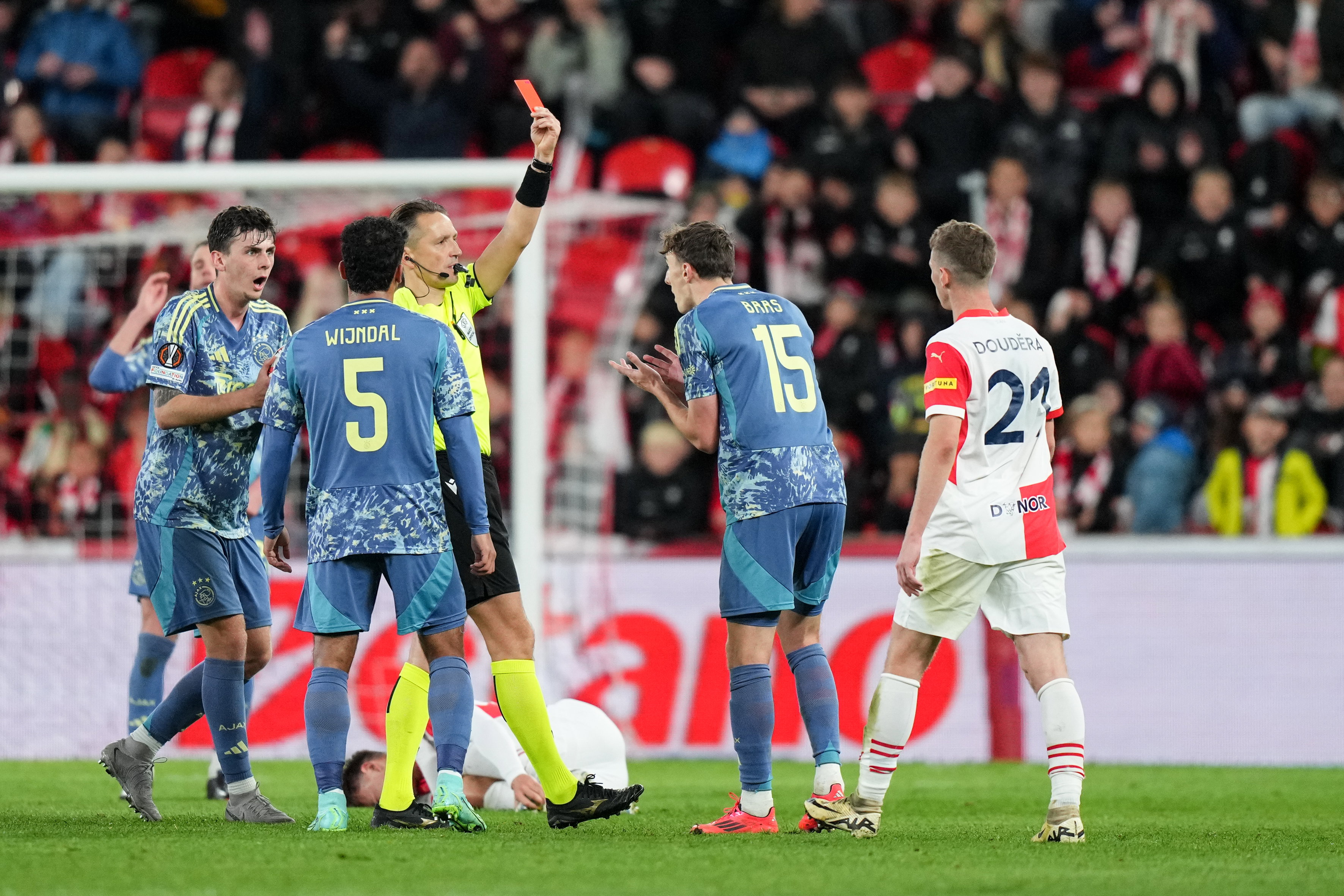 Youri Baas krijgt Rood tegen Slavia Praag