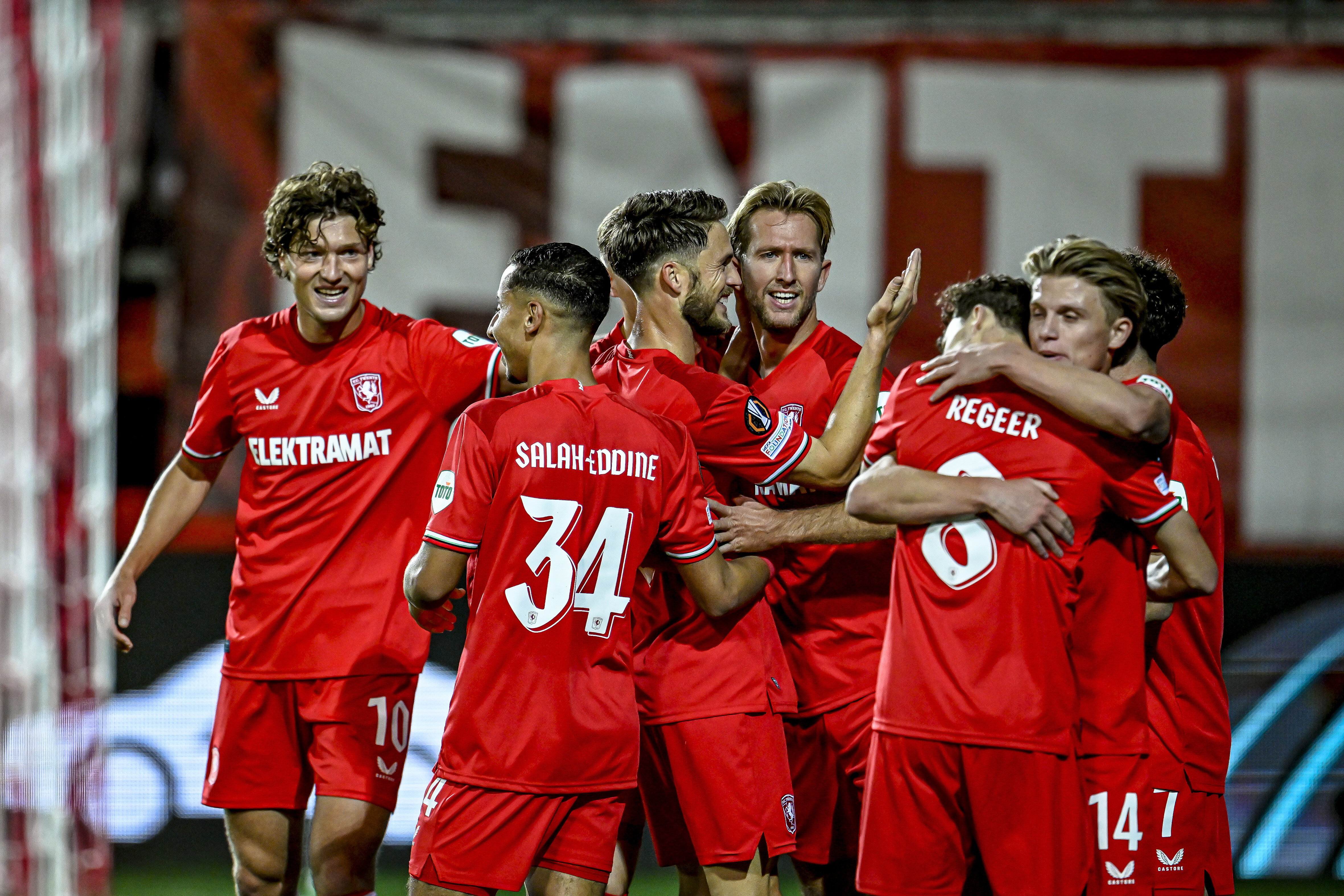 FC Twente viert de goal tegen Fenerbahçe