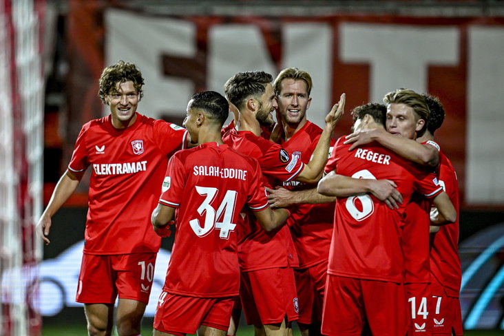 FC Twente viert de goal tegen Fenerbahçe