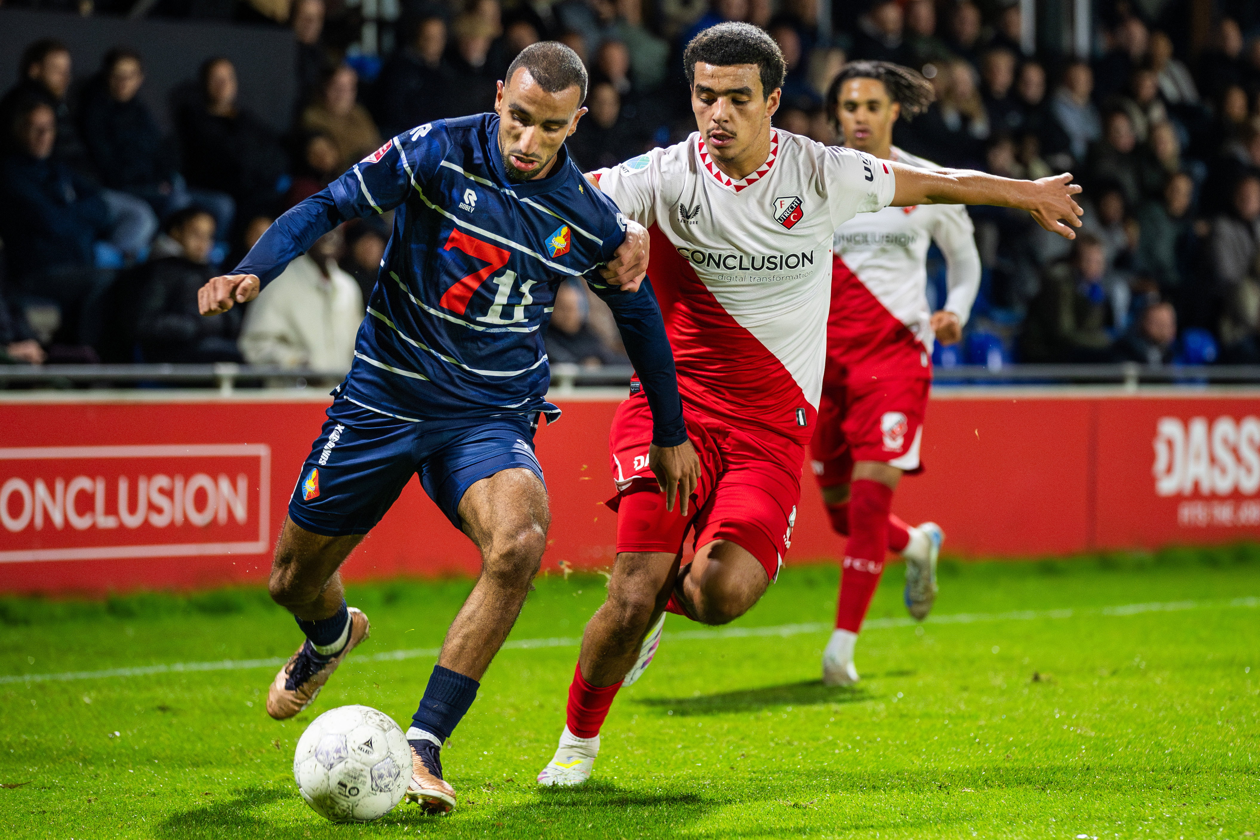 Een duel tijdens Jong FC Utrecht - Telstar