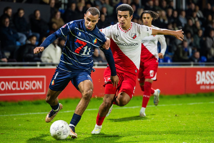 Een duel tijdens Jong FC Utrecht - Telstar