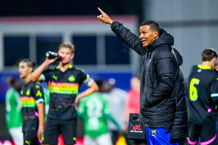 Boy Waterman langs de lijn bij Jong PSV