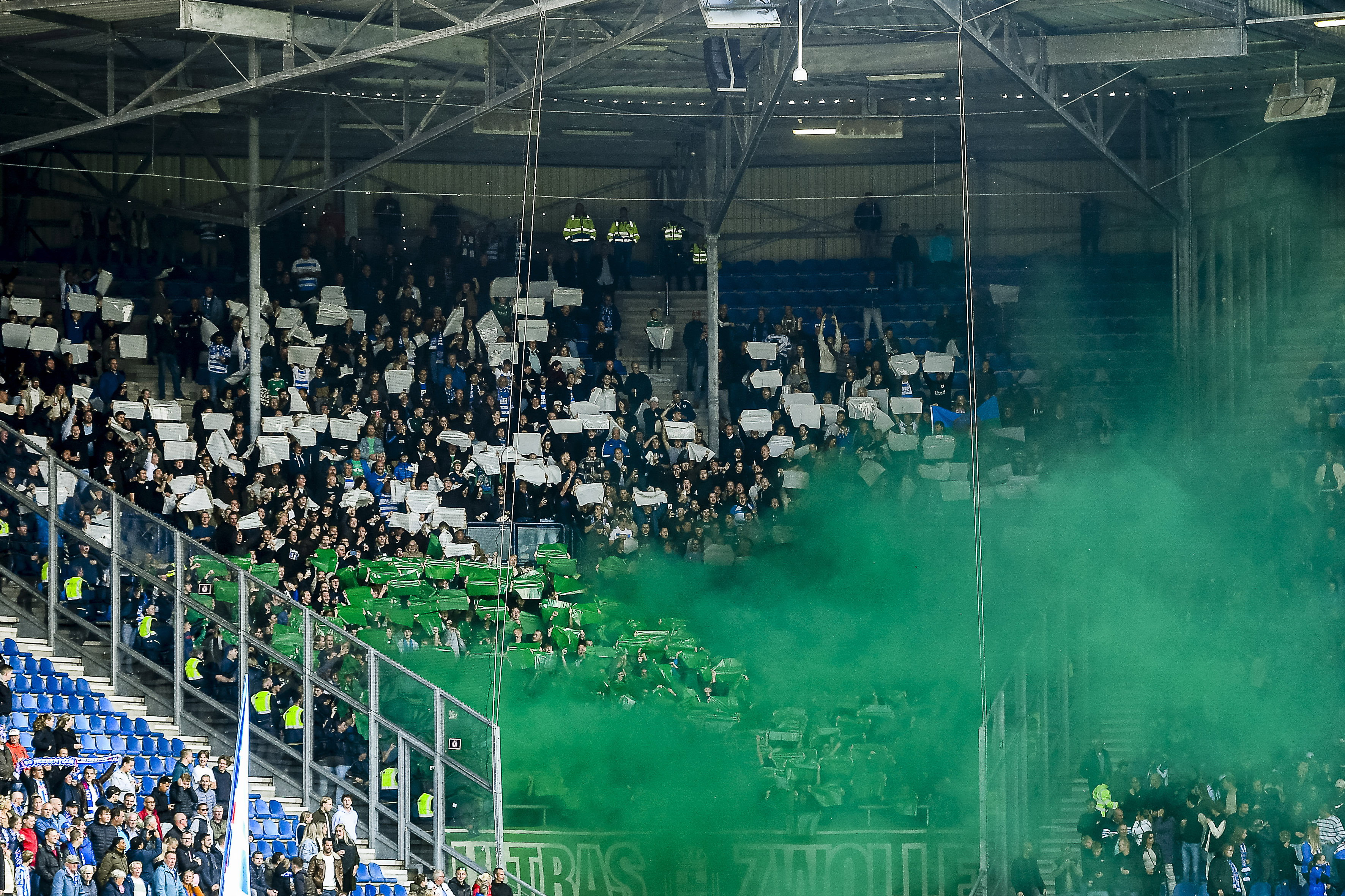 Rook van de PEC-fans uit het uitvak in het Abe Lenstra Stadion
