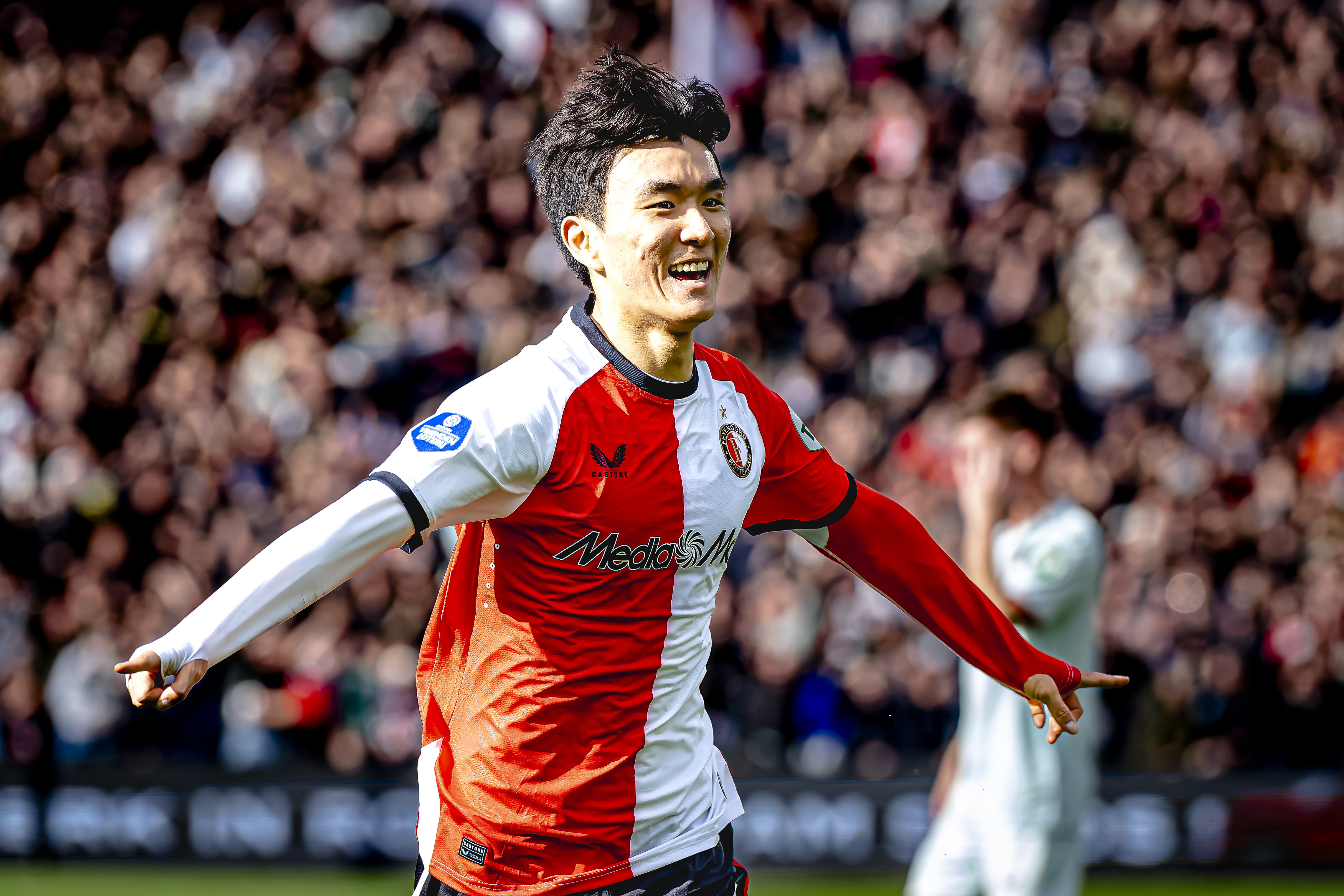 Hwang In-Beom viert zijn goal tegen FC Twente