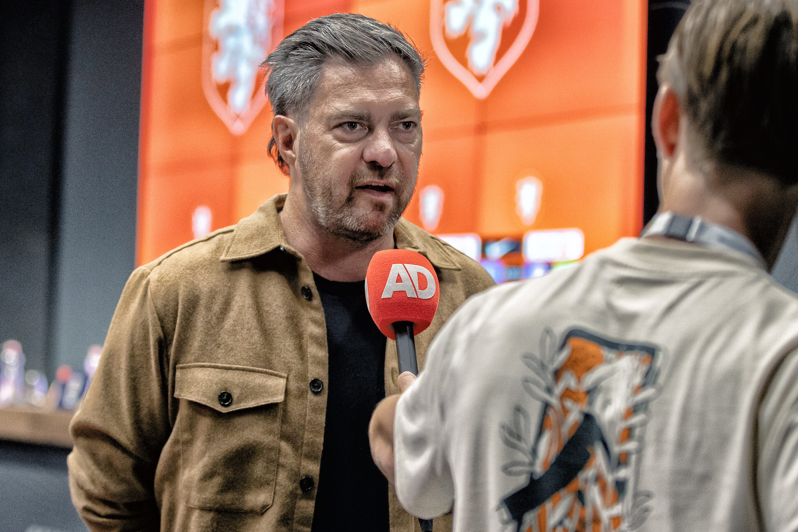 Sjoerd Mossou voor de camera van het Algemeen Dagblad