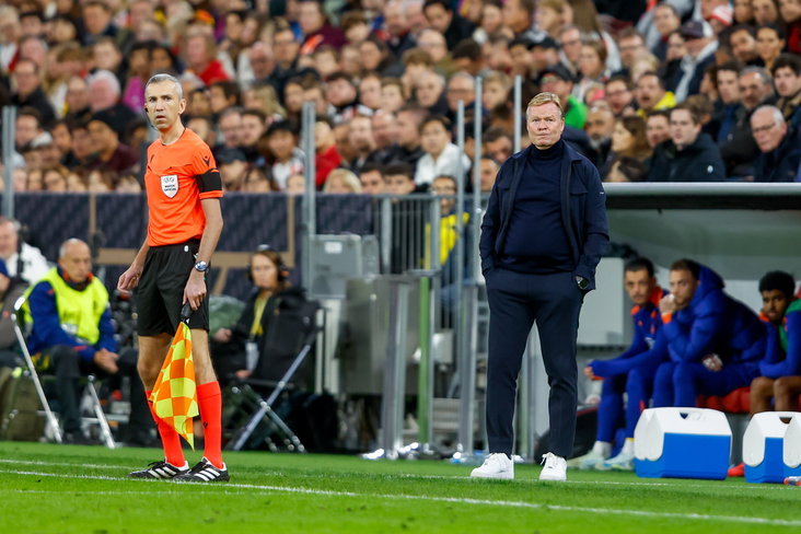 Ronald Koeman langs de lijn bij Oranje