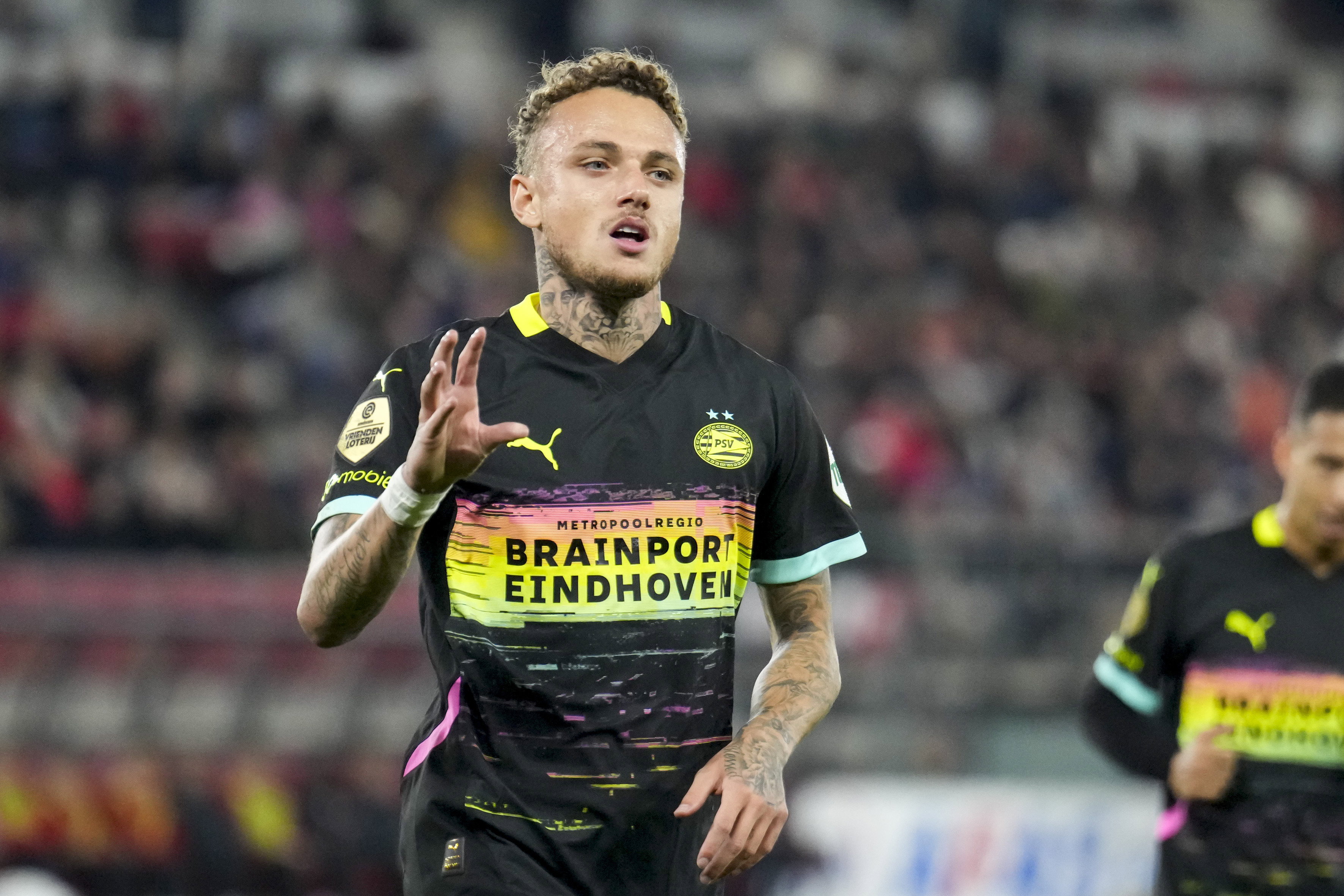 Noa Lang juicht met een gebaar