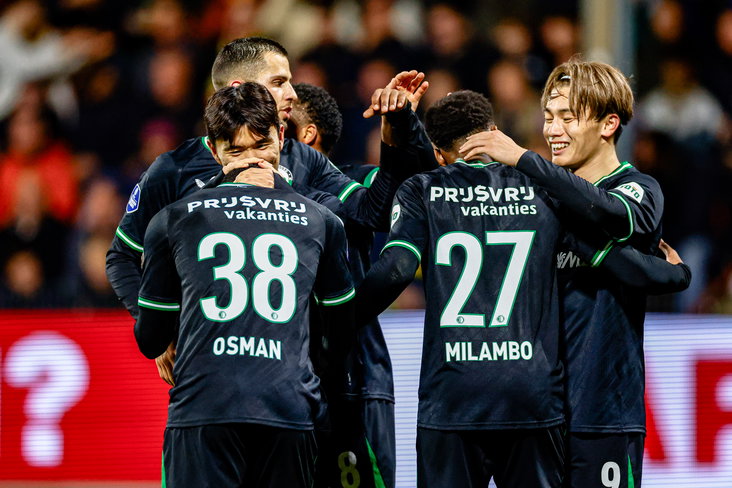 Feyenoord viert goal tegen Go Ahead Eagles