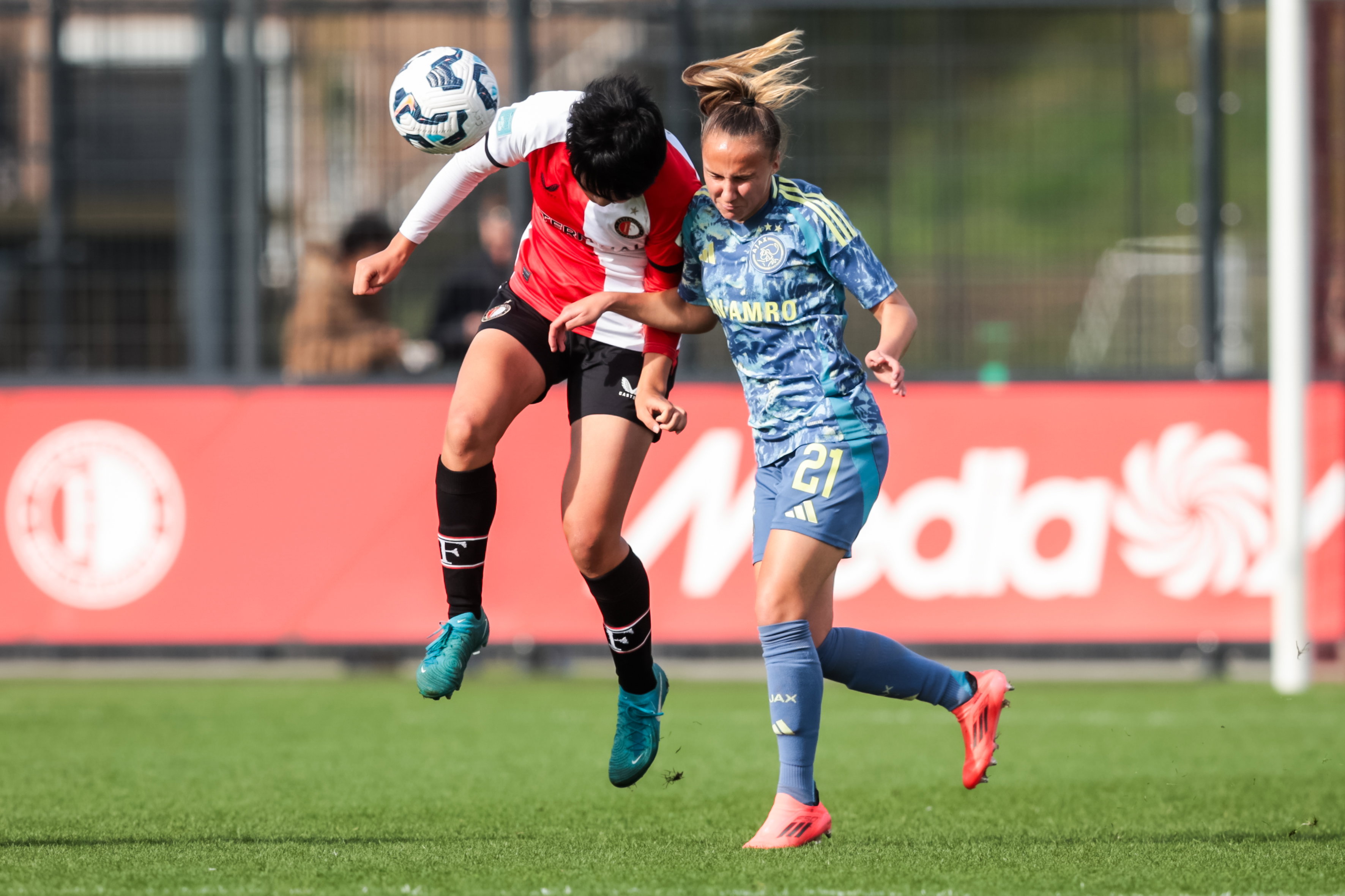 Een duel tijdens Feyenoord - Ajax
