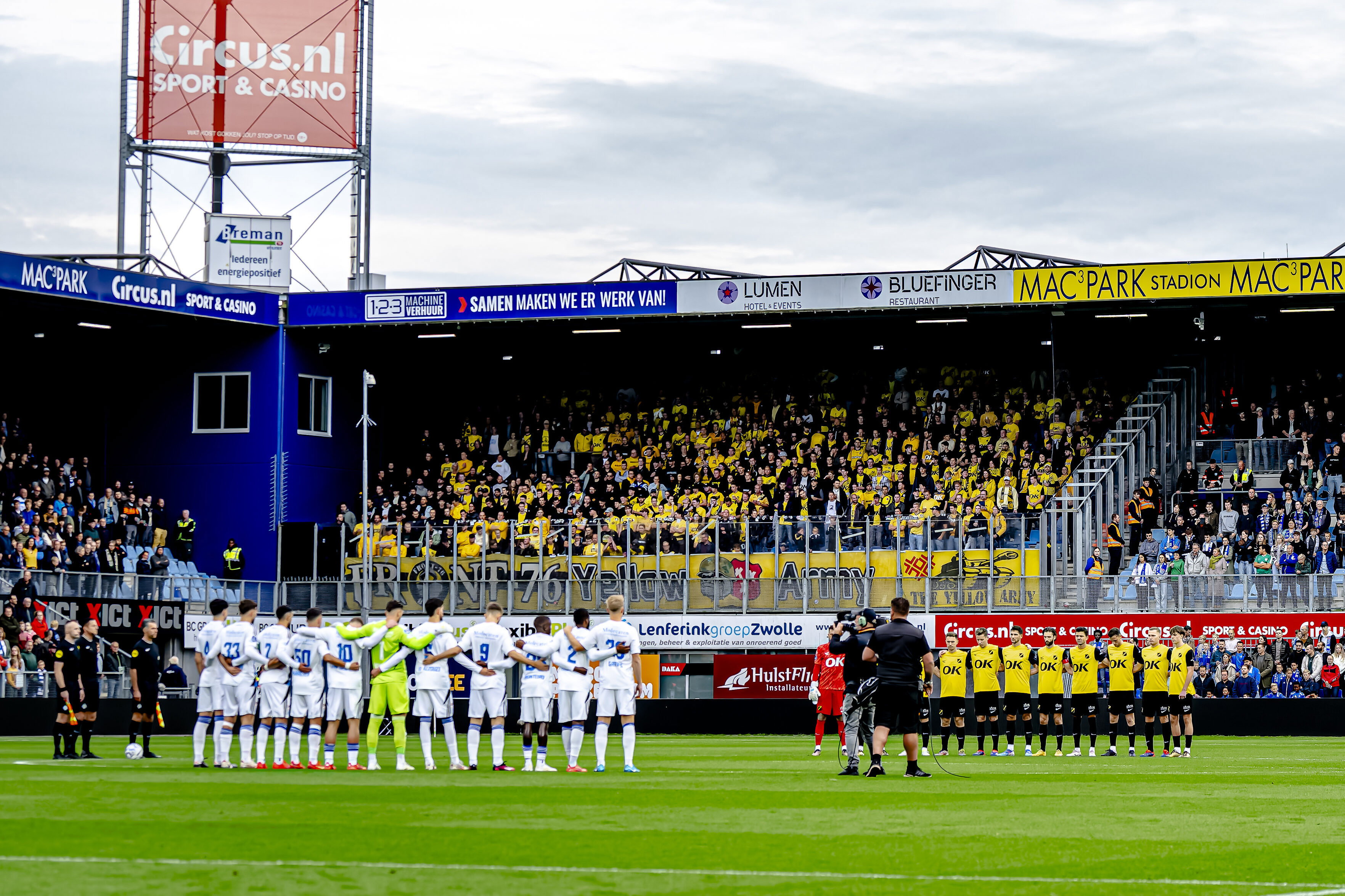De spelers van NAC Breda tijdens een minuut stilte