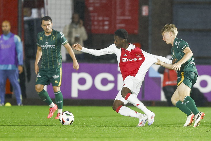 Een duel bij Jong Ajax - ADO Den Haag