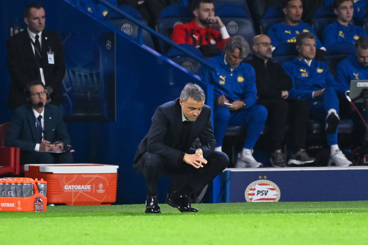 Luis Enrique baalt zichtbaar langs de lijn tegen PSV