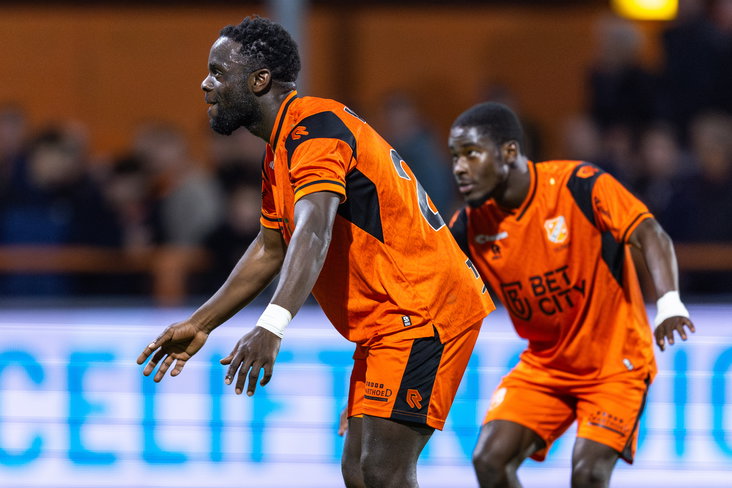 Elvis Manu viert feest bij FC Volendam
