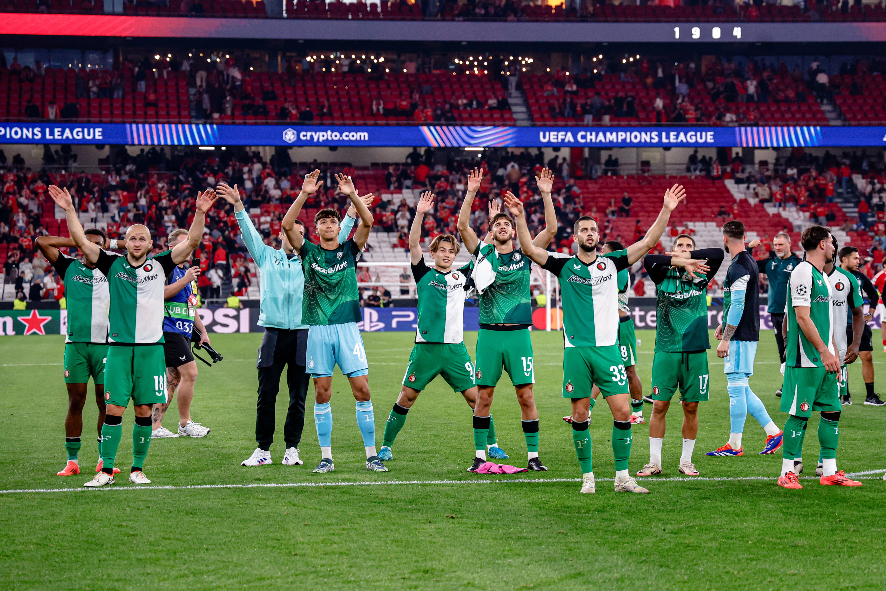Feyenoord bedankt het meegereisde publiek in Lissabon