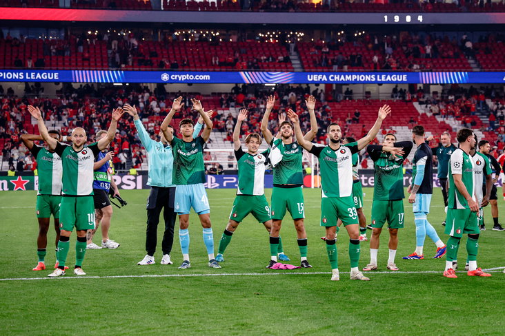 Feyenoord bedankt het meegereisde publiek in Lissabon