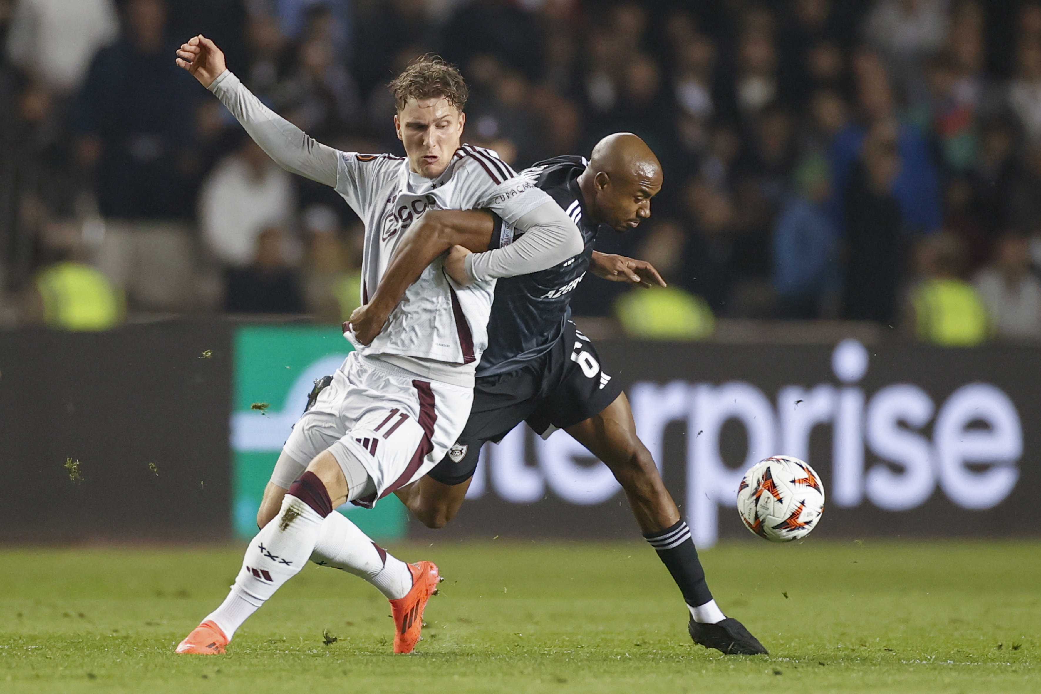 Mika Godts in duel met Julio Romao