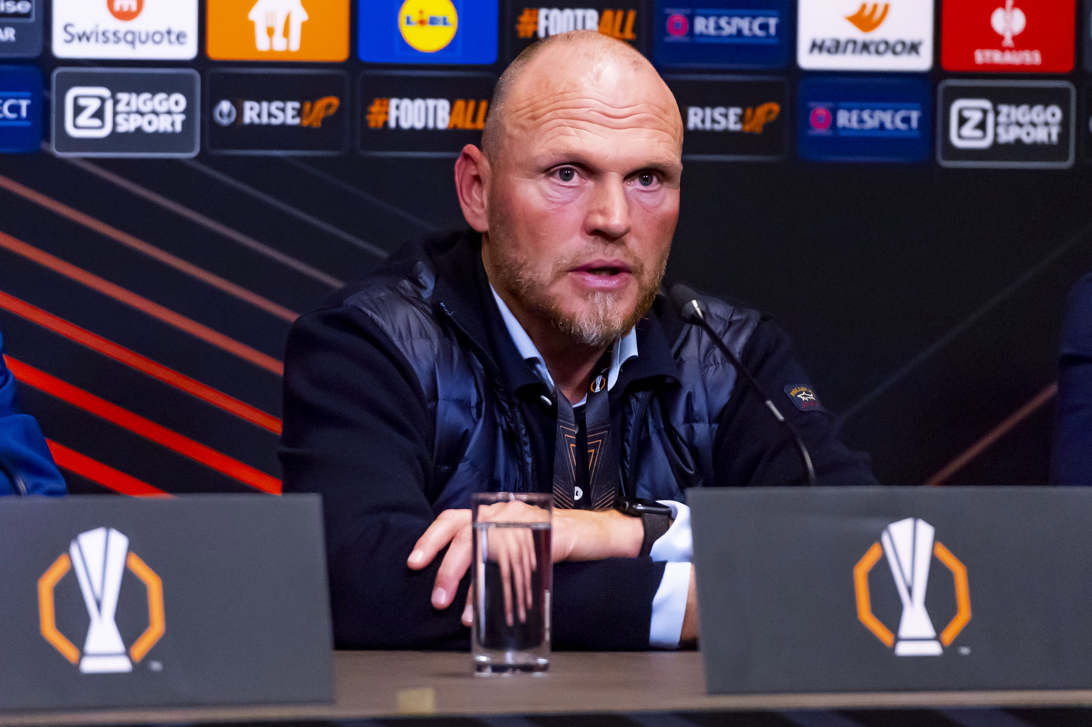 Joseph Oosting op een persconferentie in Europa League-sfeer