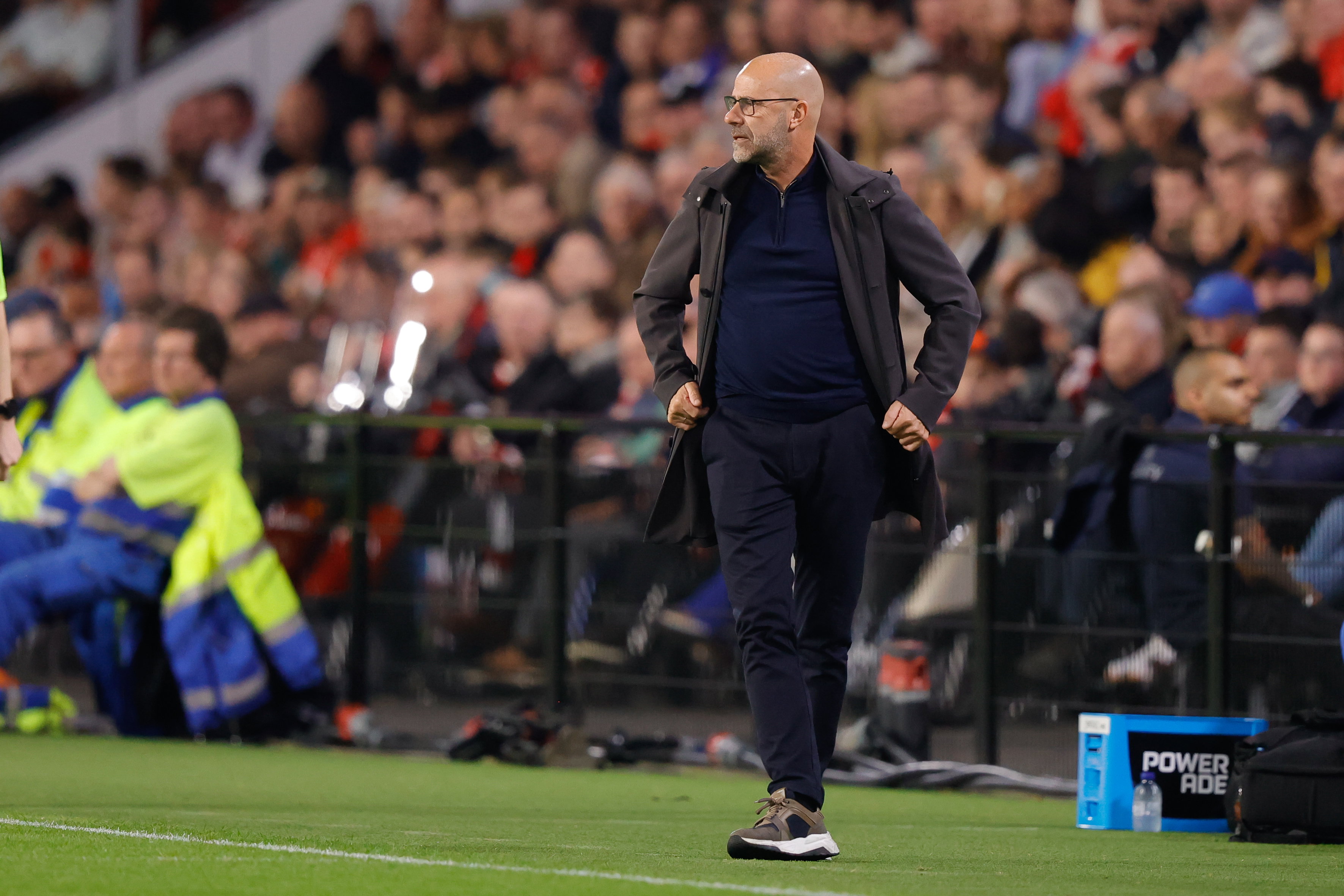 Peter Bosz langs de lijn in het Philips Stadion
