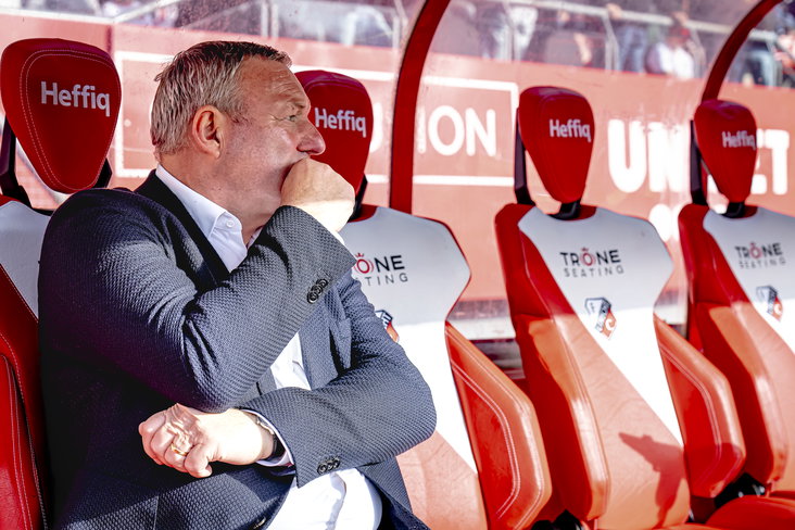 Ron Jans op de bank bij FC Utrecht