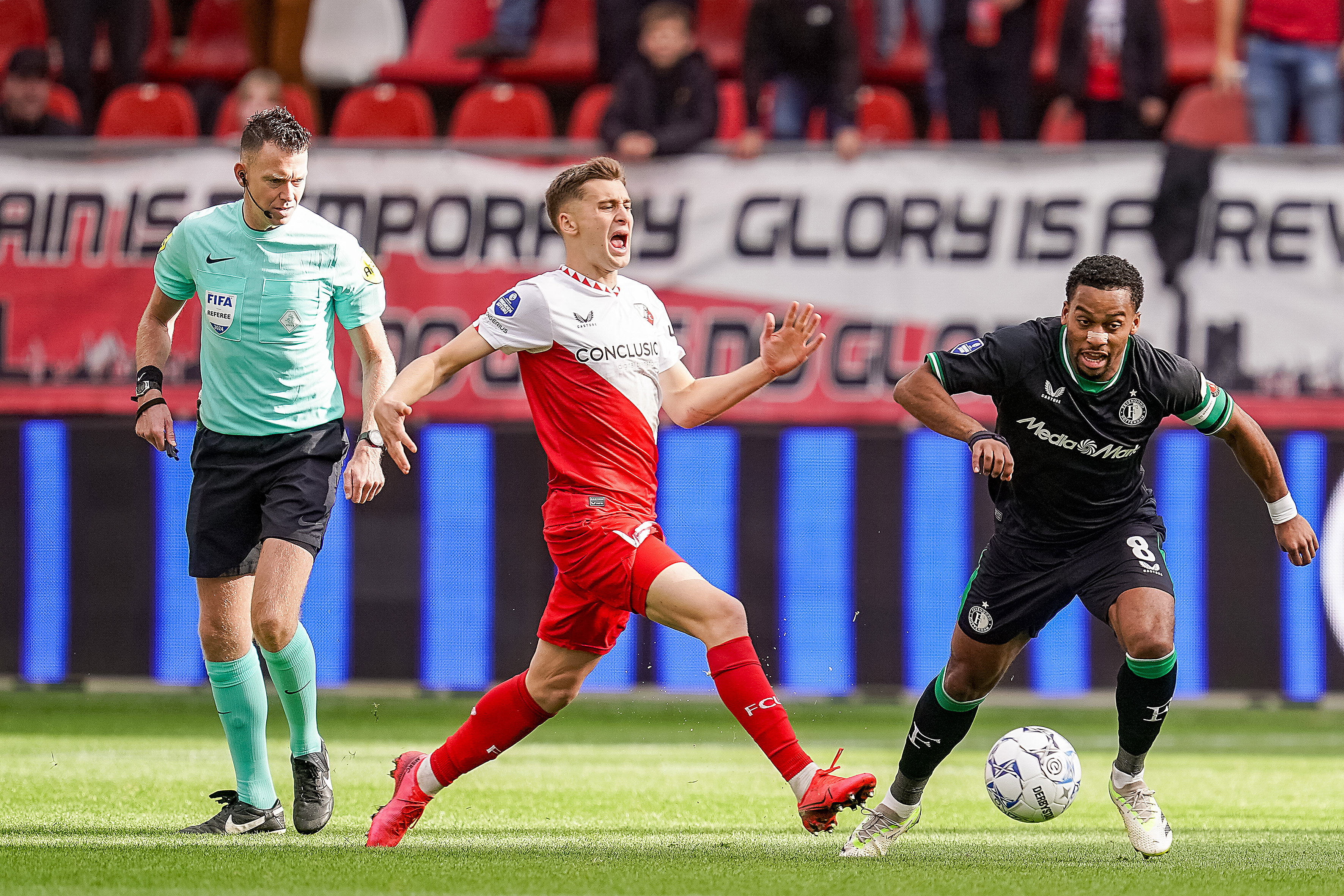 Quinten Timber in actie tegen FC Utrecht