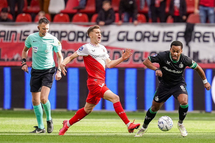 Quinten Timber in actie tegen FC Utrecht