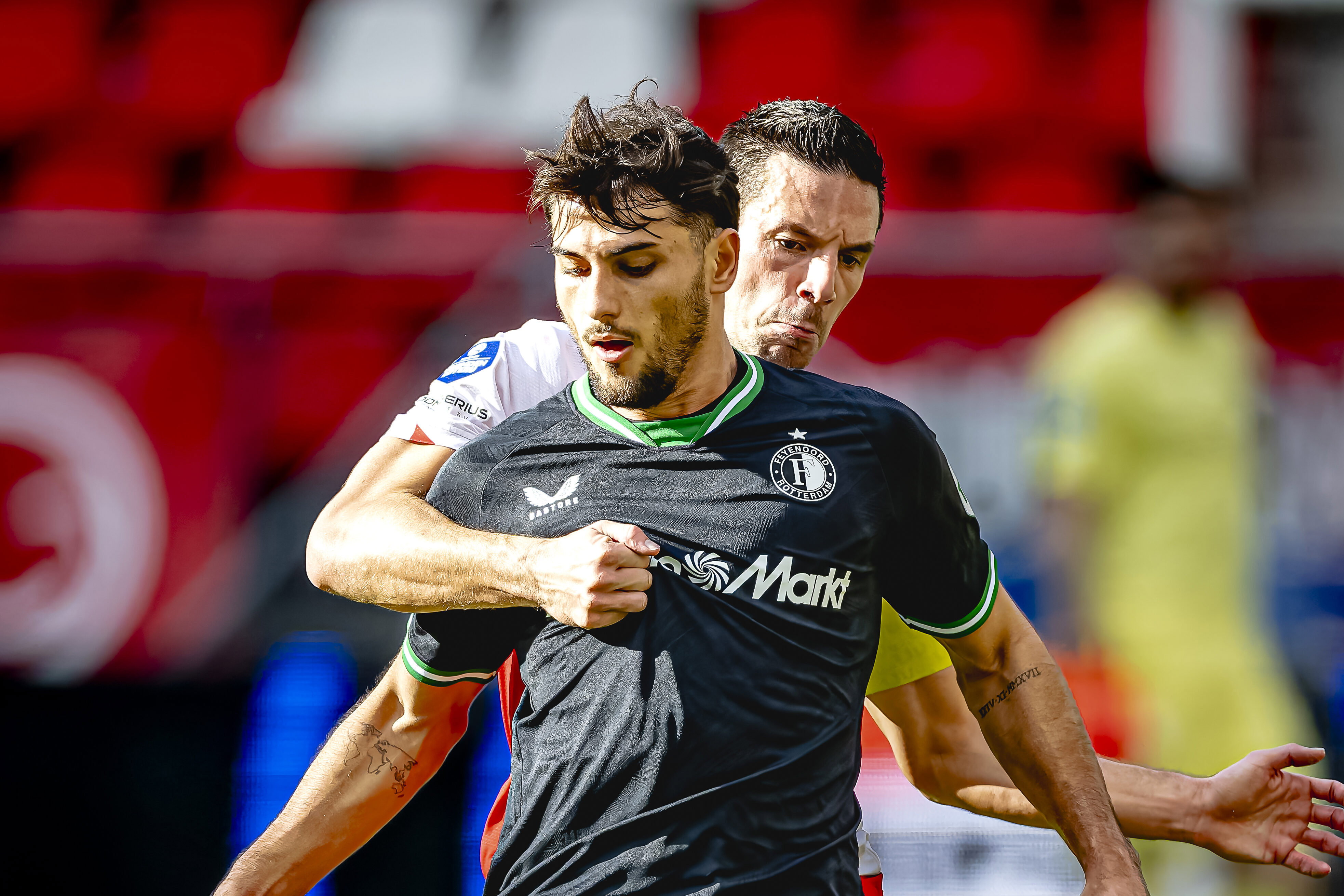 Nick Viergever in duel met Julian Carranza