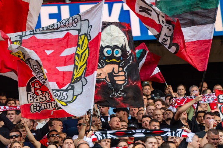 FC Twente-supporters met banners tegen Heracles Almelo