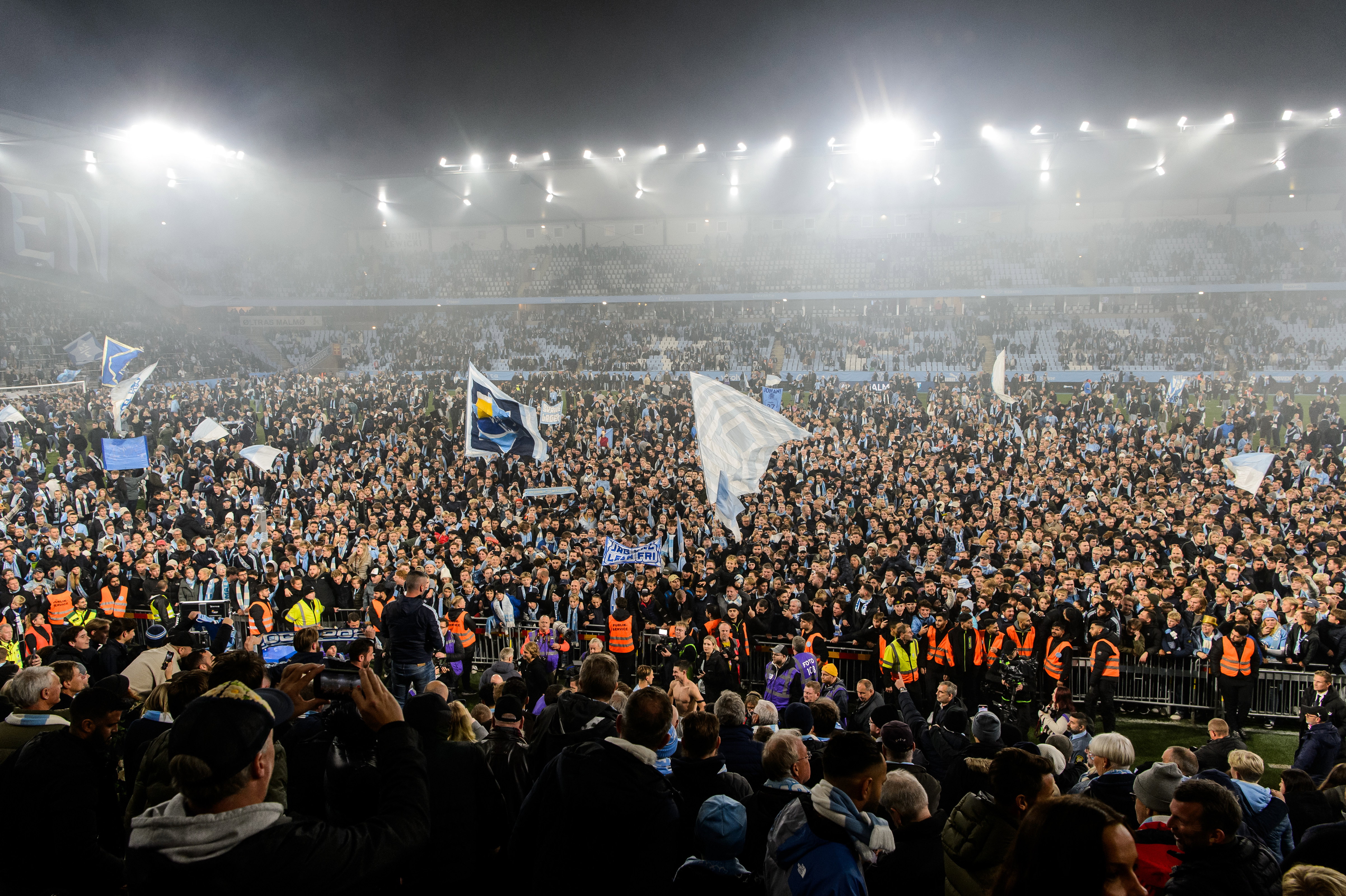 Veldbestorming bij Malmö FF na het behalen van de landstitel