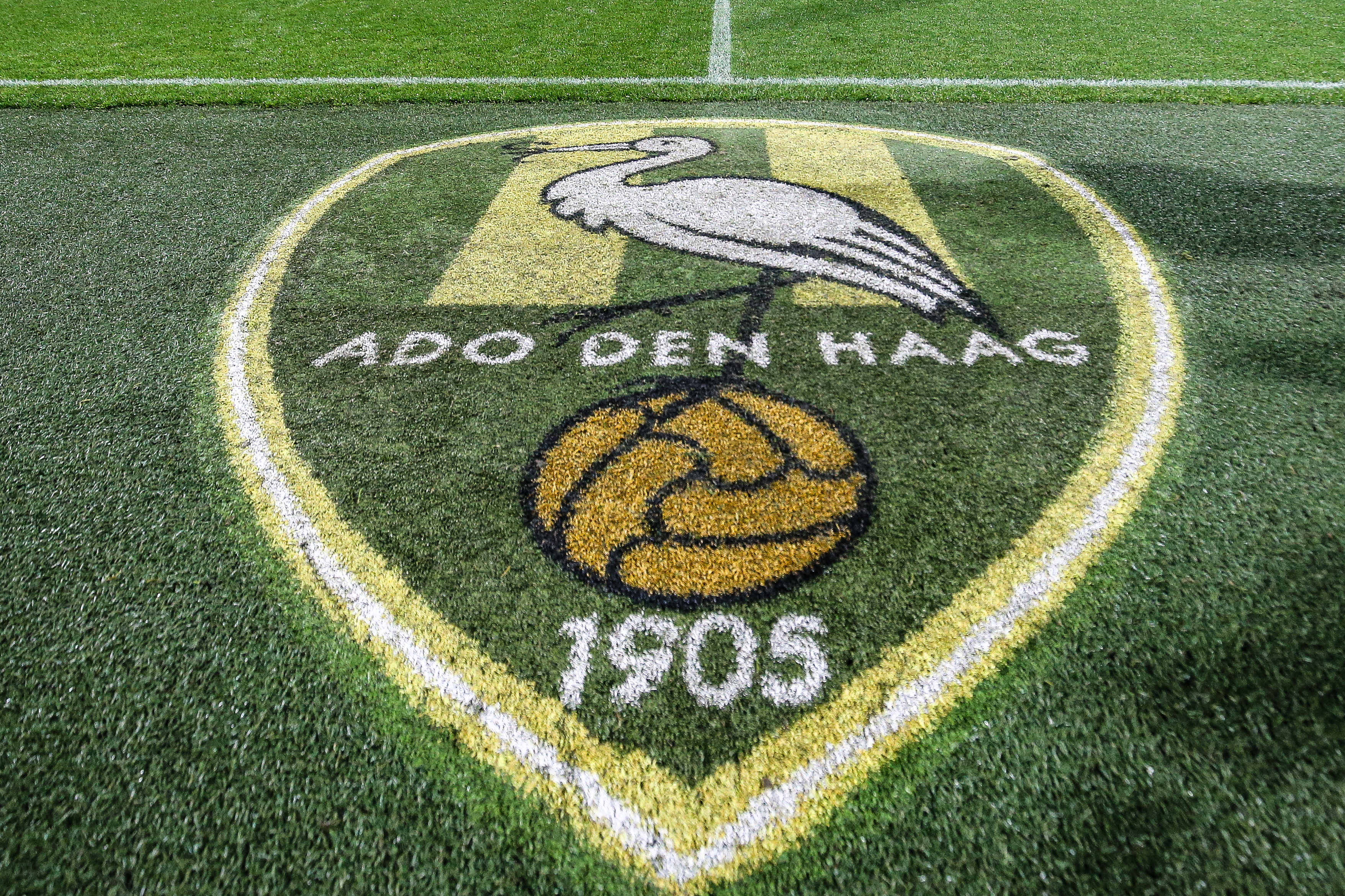 Het logo van ADO Den Haag in de grasmat