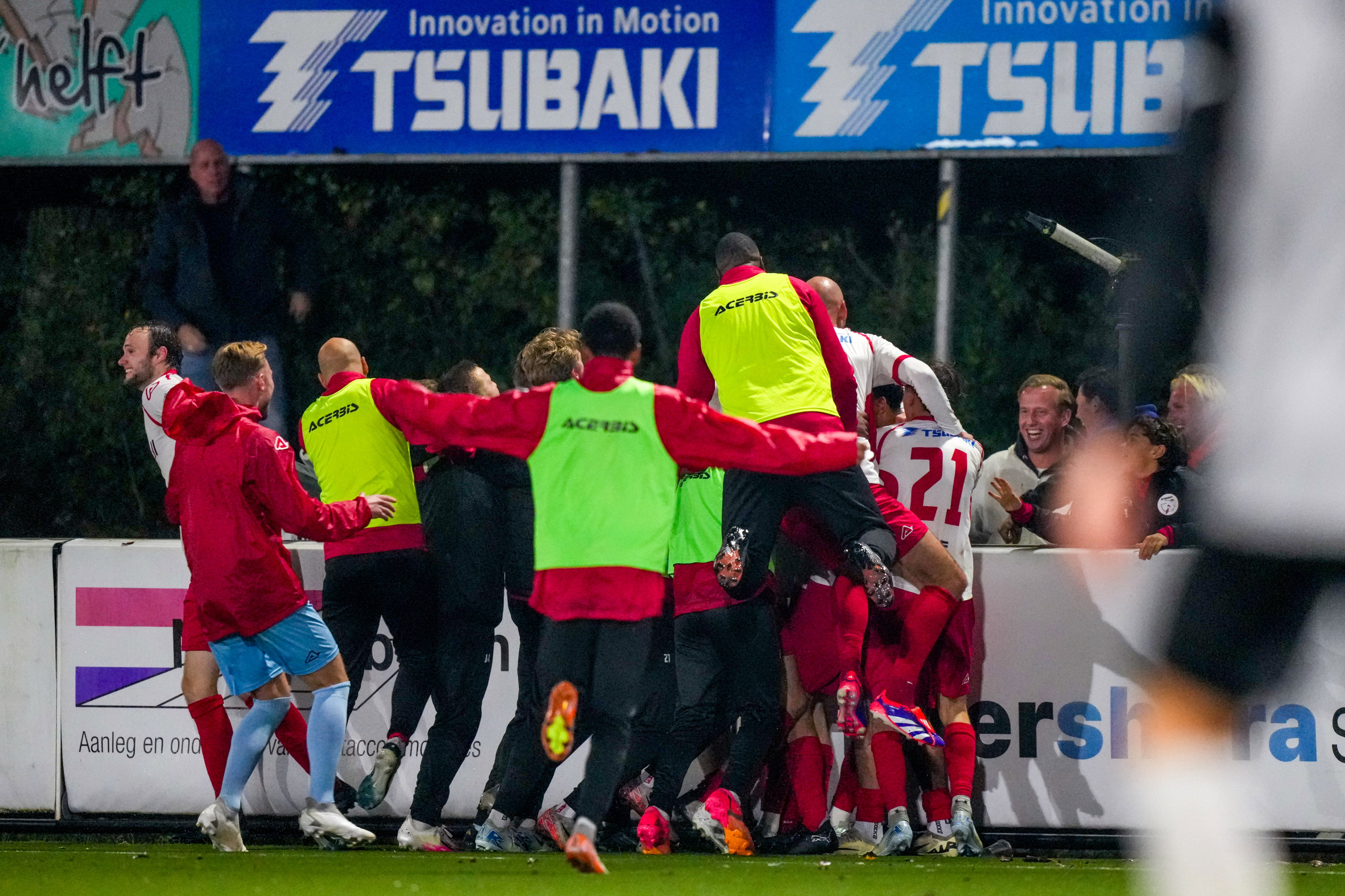 VV Barendrecht uitzinnig van vreugde na de 2-1 tegen NAC Breda