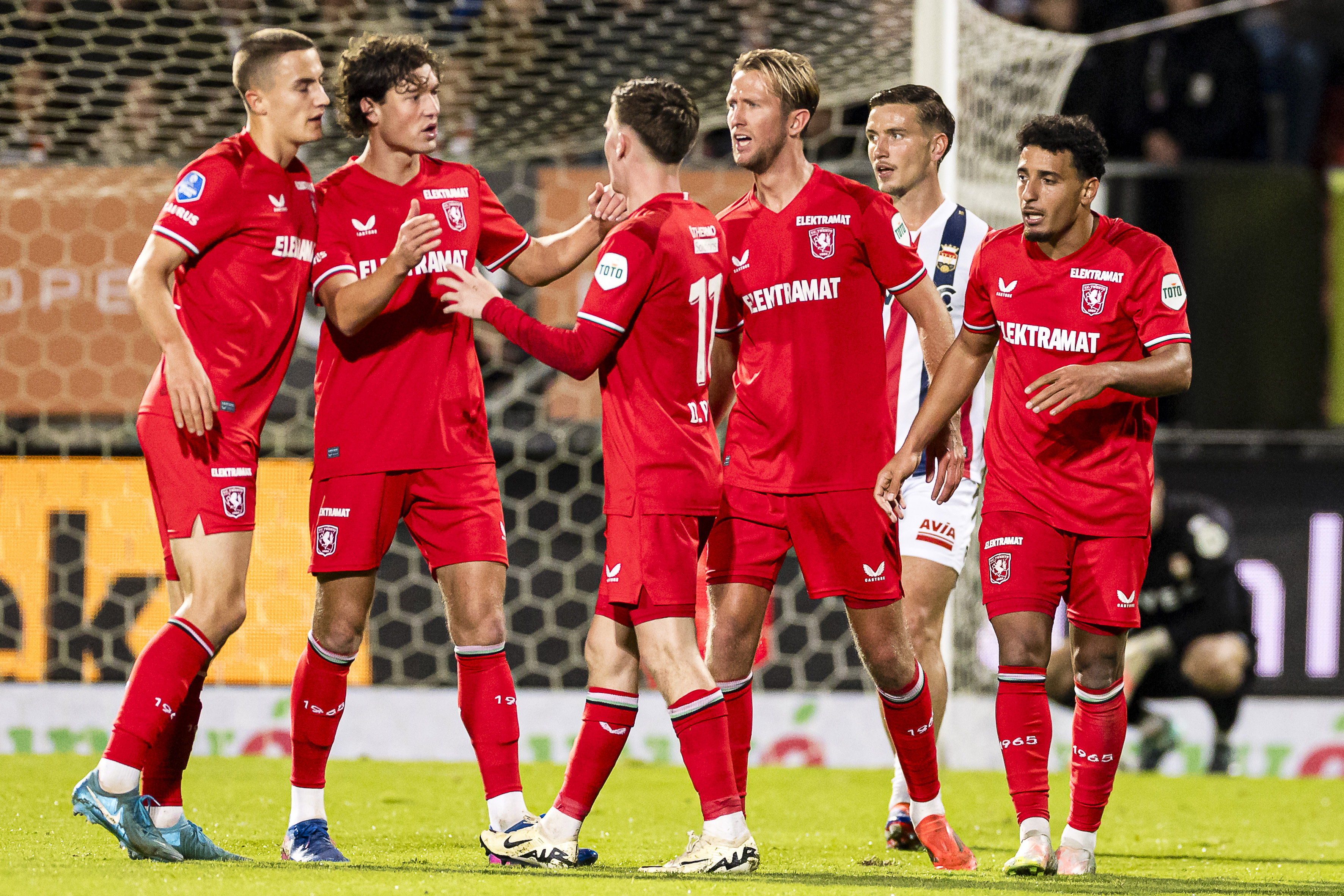 FC Twente juicht na de goal van Sam Lammers
