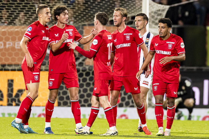 FC Twente juicht na de goal van Sam Lammers