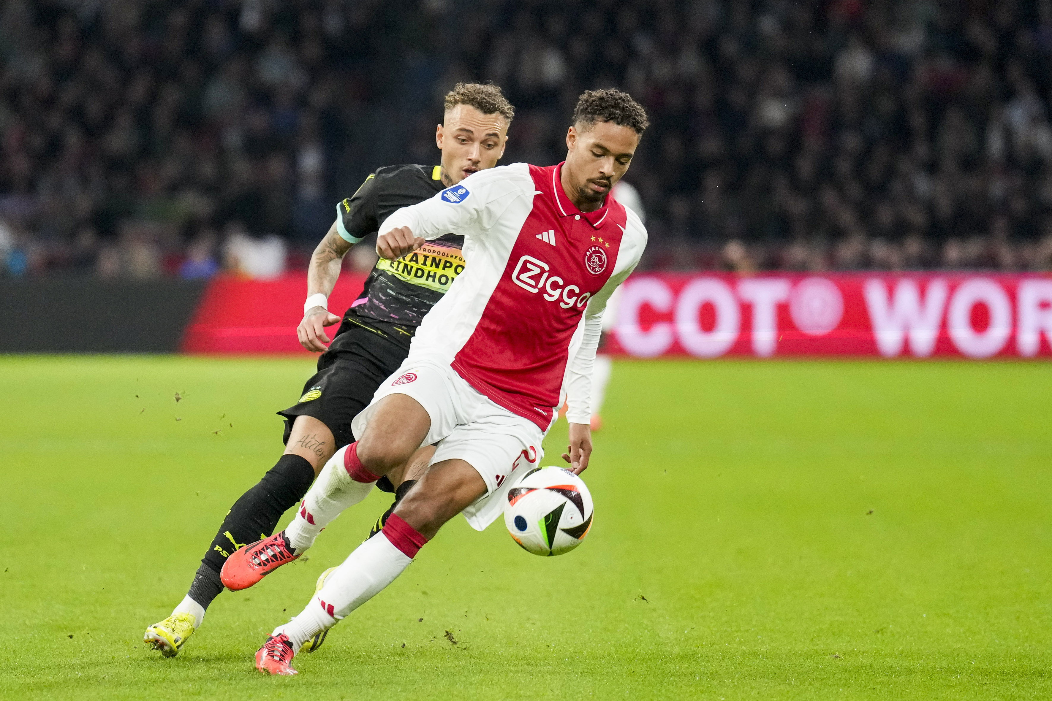 Devyne Rensch in duel met Noa Lang