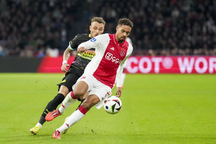 Devyne Rensch in duel met Noa Lang