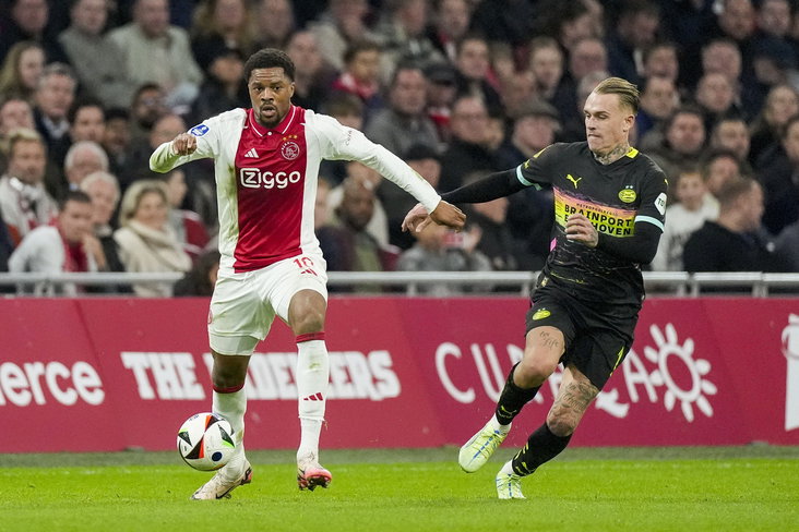 Chuba Akpom in duel met Rick Karsdorp