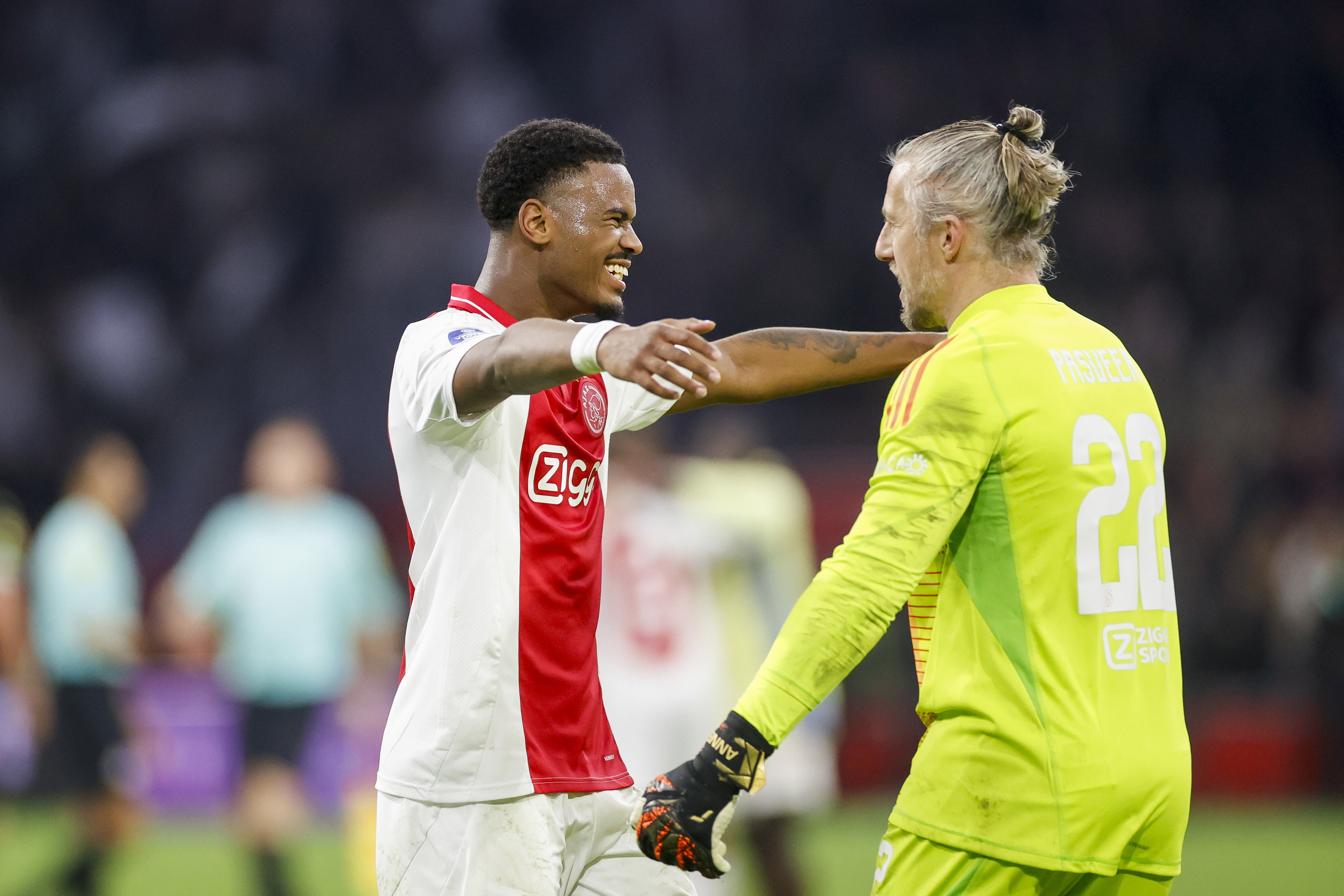 Jorrel Hato en Remko Pasveer juichen na de zege op PSV