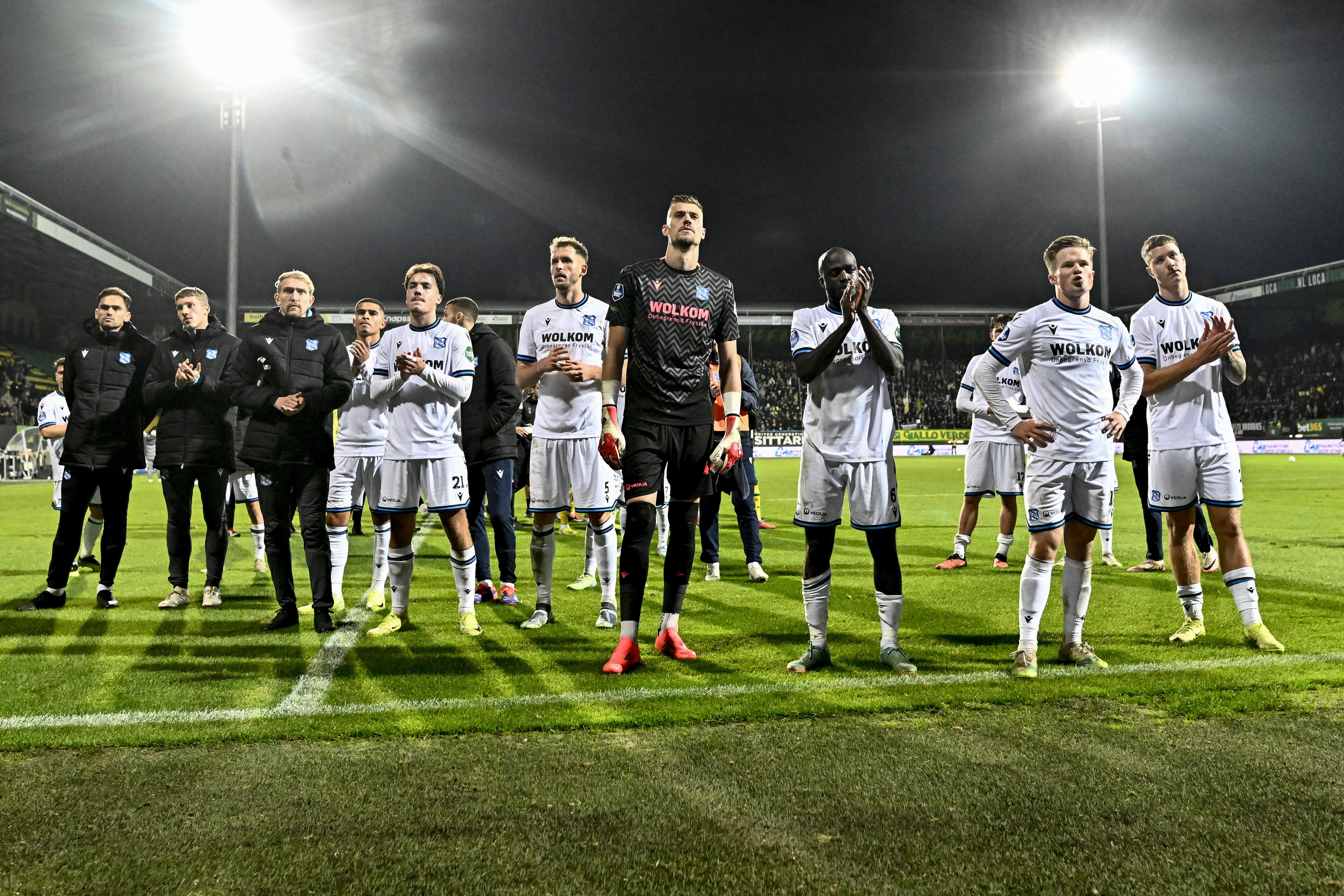 Spelers van SC Heerenveen na de nederlaag tegen Fortuna