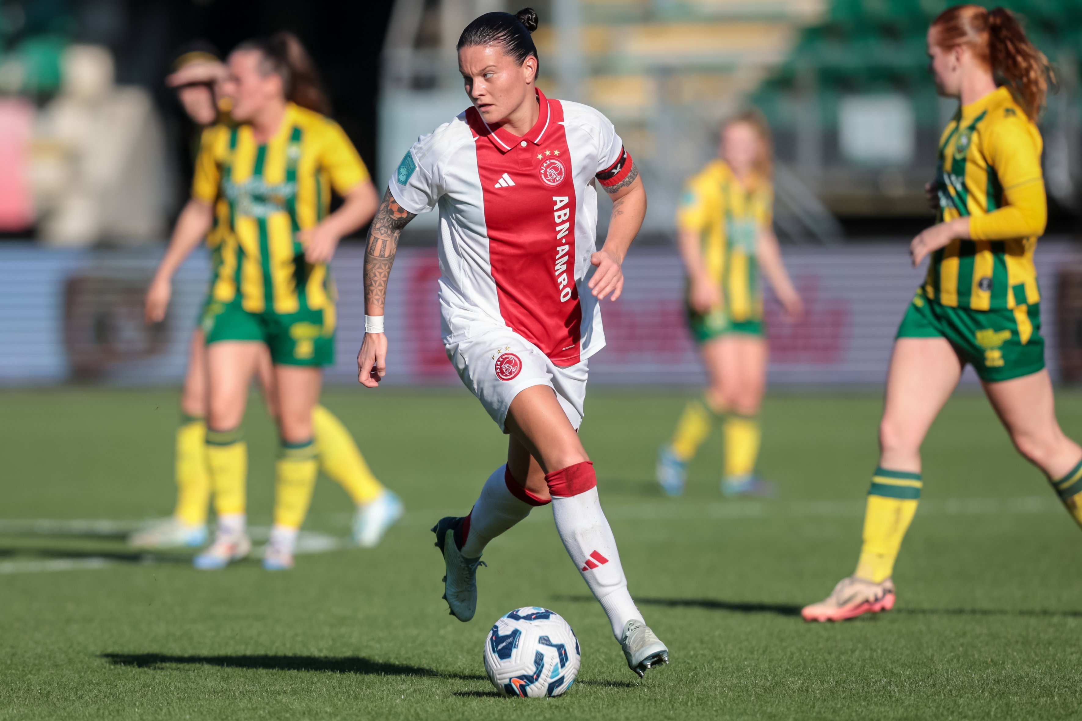 Sherida Spitse (Ajax) aan de bal tegen ADO Den Haag