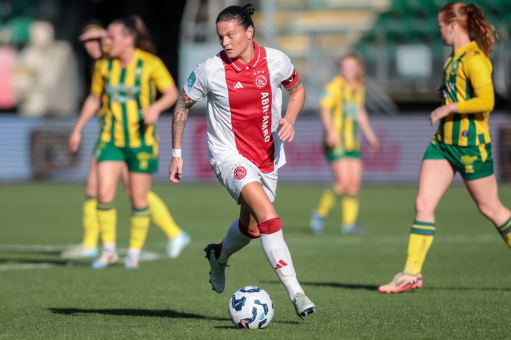 Sherida Spitse (Ajax) aan de bal tegen ADO Den Haag