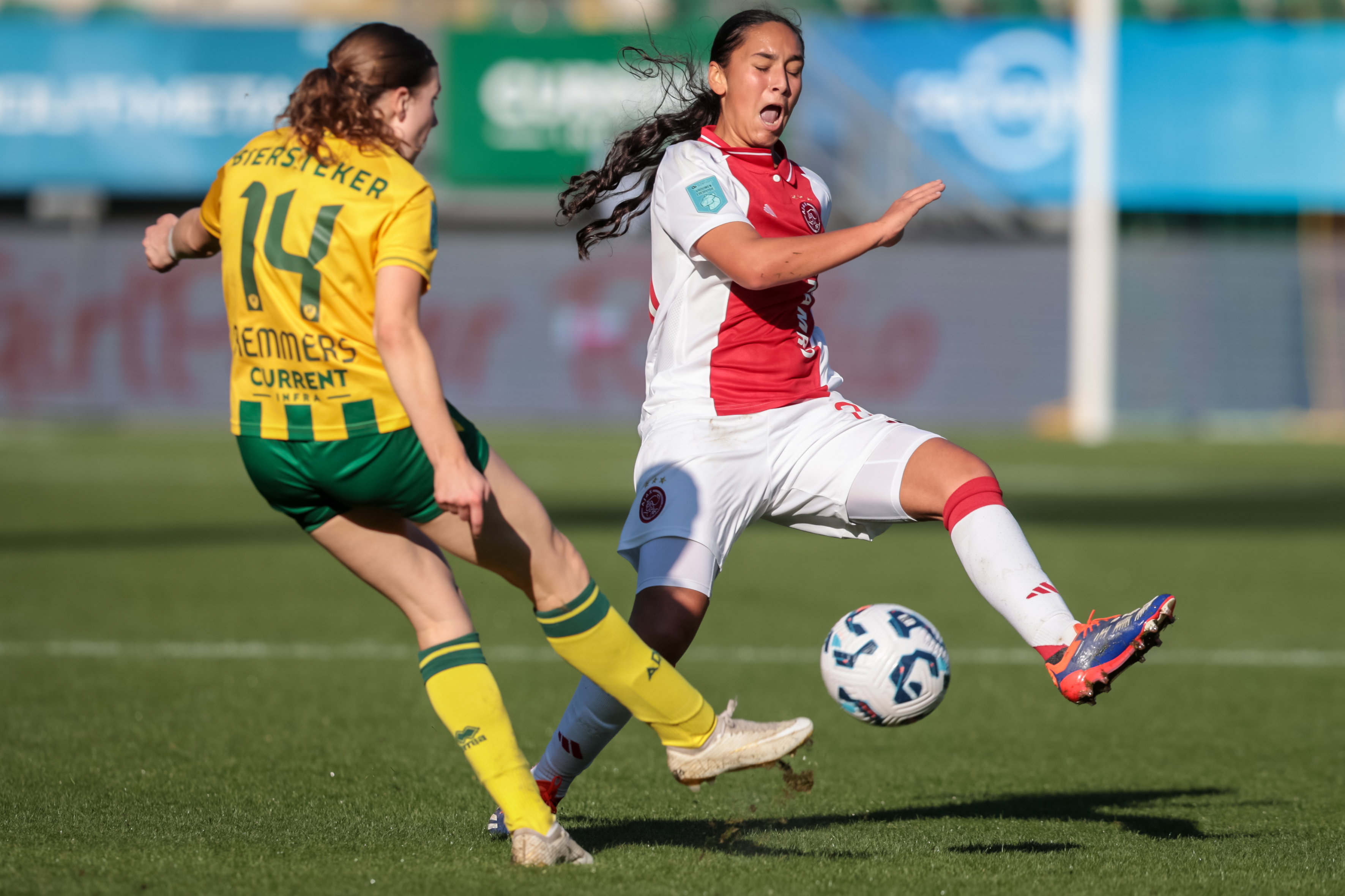 Iris Remmers (ADO Den Haag) in actie tegen Ajax